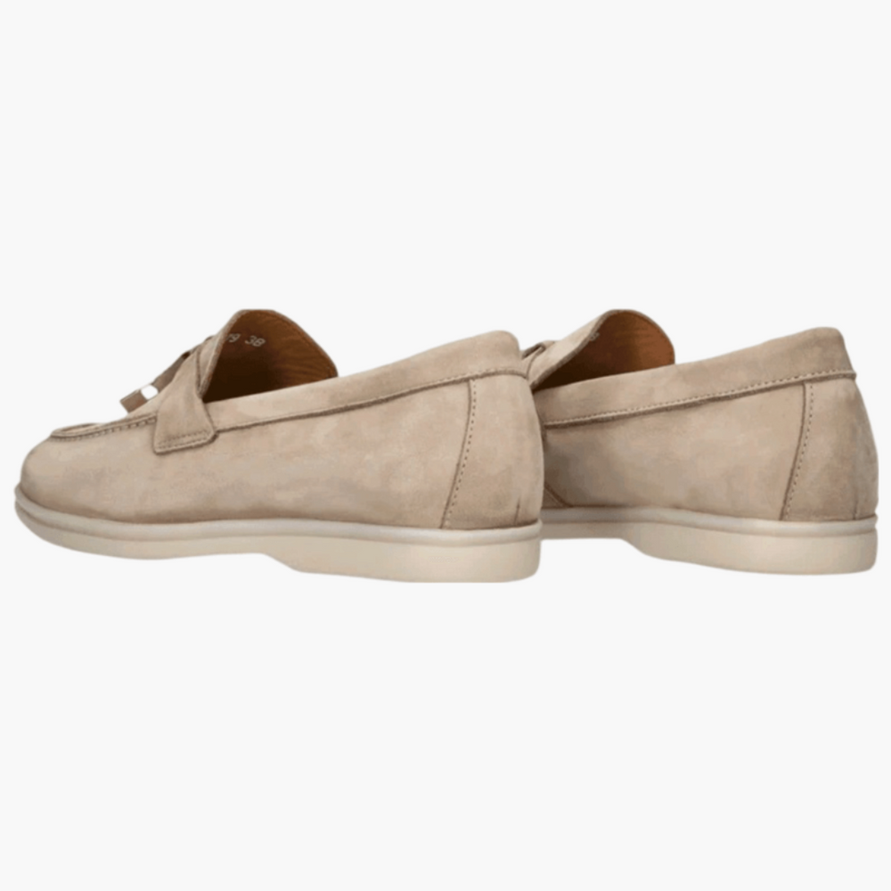 Beige Wildleder-Slipper für Herren, seitlich fotografiert, mit flacher Sohle und Ziernähten. Elegante Freizeitschuhe, ideal für den Alltag.