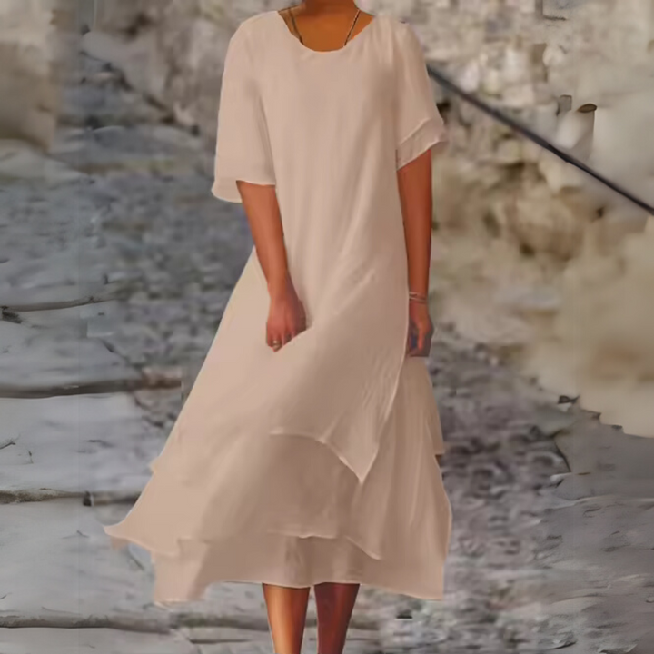 Elegantes, fließendes weißes Kleid auf Kopfsteinpflaster, ideal für Sommermode. Perfekt für Damenmode, Freizeitkleidung, stilvoller Look.