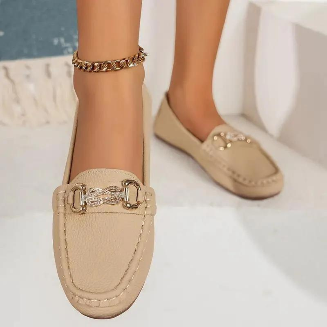 Beige Damen-Loafer mit goldener Kette und Verzierung, elegantes Design, ideal für Freizeit und Büro, modische Schuhe für Frauen.