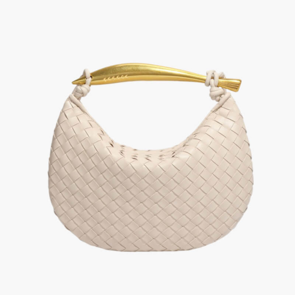 Beigefarbene, geflochtene Handtasche mit goldfarbenem Griff, elegantes Design, modisches Accessoire, Damenmode, luxuriöse Tasche.