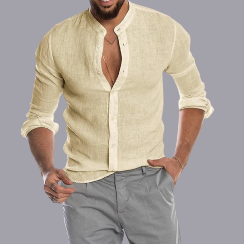 Mann in beigem Leinenhemd mit Stehkragen und grauer Hose, lässiger Stil, Mode für Herren, Freizeitkleidung, elegantes Design.