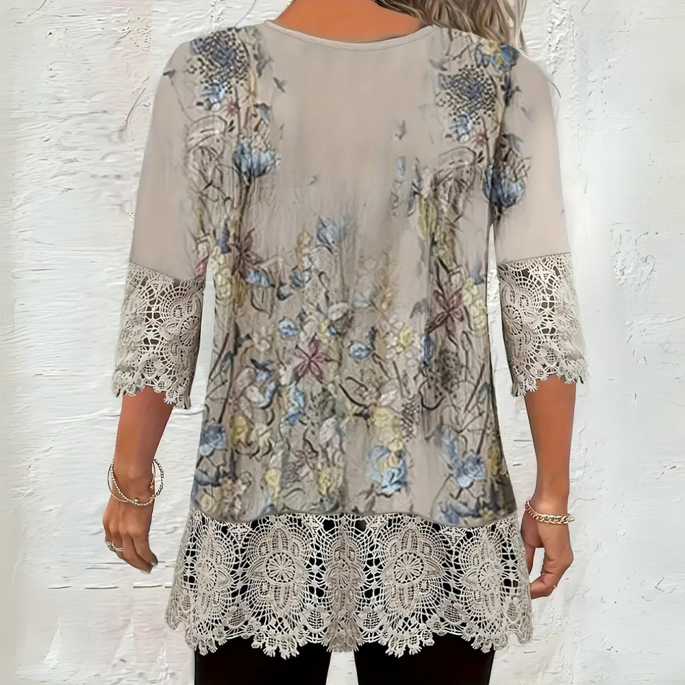 Damenbluse mit floralen Stickereien, Spitzenärmeln und -saum, beige Hintergrund, elegantes Design, modische Oberbekleidung, Rückansicht.