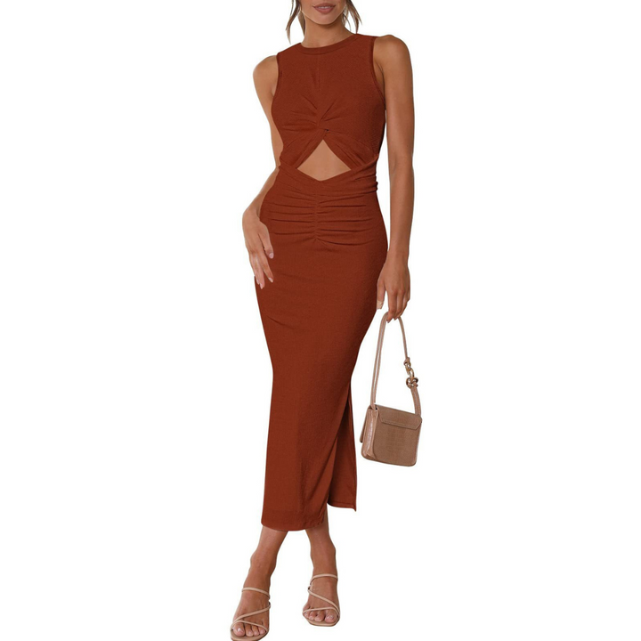 Frau in elegantem, ärmellosem, rostfarbenem Maxikleid mit Cut-Out-Details, hält eine kleine beige Handtasche. Perfekt für Abendmode und Sommertrends.