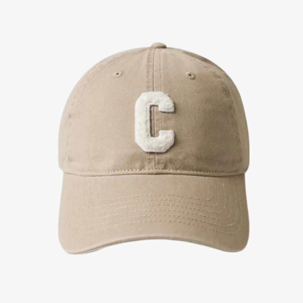 Beige Baseballkappe mit weißem Buchstaben "C" auf der Vorderseite, klassisches Design, verstellbarer Riemen, Unisex-Modeaccessoire.