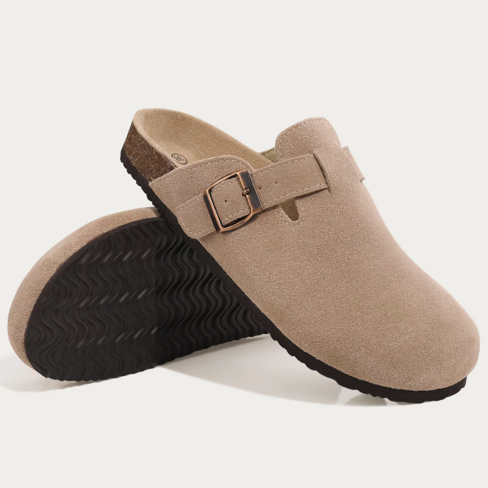 Beige Wildleder-Clogs mit Schnalle, rutschfeste Sohle. Komfortable, modische Schuhe für Damen und Herren. Ideal für Freizeit und Alltag.