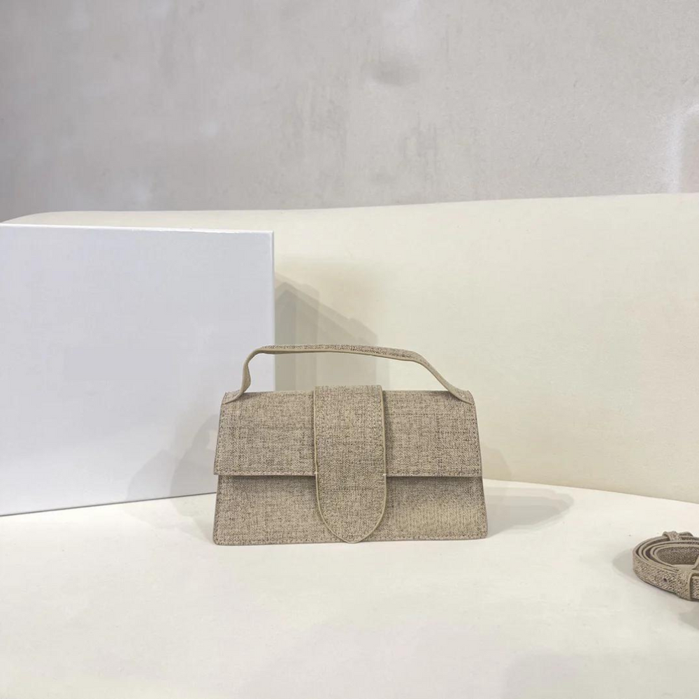 Beige Handtasche aus Leinen auf weißem Hintergrund, minimalistisches Design, modisches Accessoire, elegante Damenmode, stilvolle Tasche.