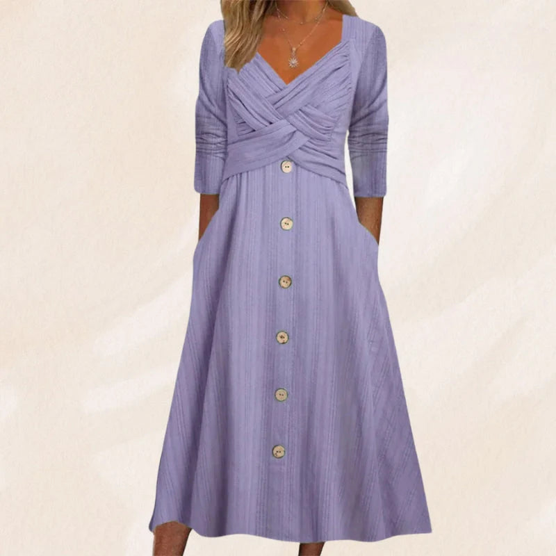 Frau in lila Knopfkleid mit langen Ärmeln und V-Ausschnitt, modisches Design, elegantes Freizeitoutfit, Damenmode, stilvoller Look.