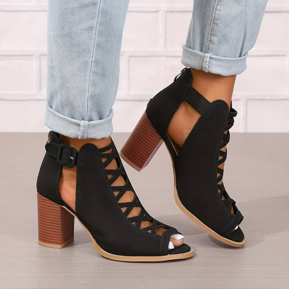 Damen Sandaletten mit Blockabsatz, schwarz, Schnürung, offener Zeh, elegantes Design, ideal für Sommermode, kombiniert mit hellblauen Jeans.