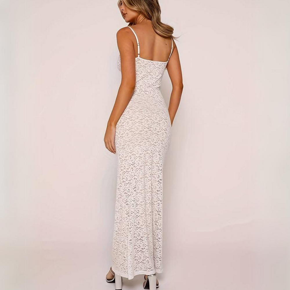 Frau in elegantem, weißem Spitzenkleid mit Spaghettiträgern, Rückansicht. Perfekt für Abendmode, Hochzeiten oder formelle Anlässe.