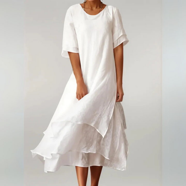 Weiße Leinenkleid Damenmode, knielang, mit kurzen Ärmeln und fließendem Schnitt. Elegantes Sommeroutfit, ideal für warme Tage.