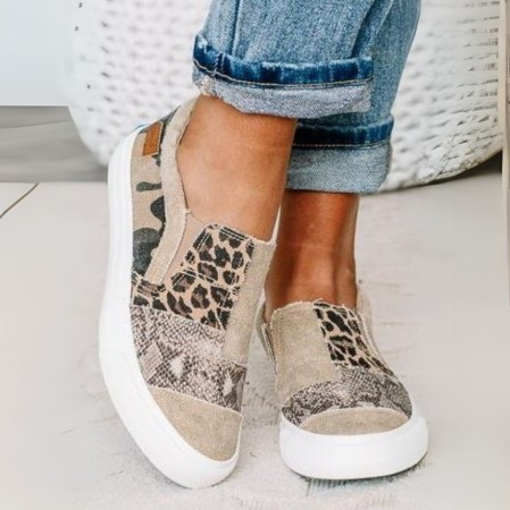 Damen-Sneaker mit Leoparden- und Schlangenprint, kombiniert mit Jeans. Modische Freizeitschuhe, ideal für trendbewusste Frauen.