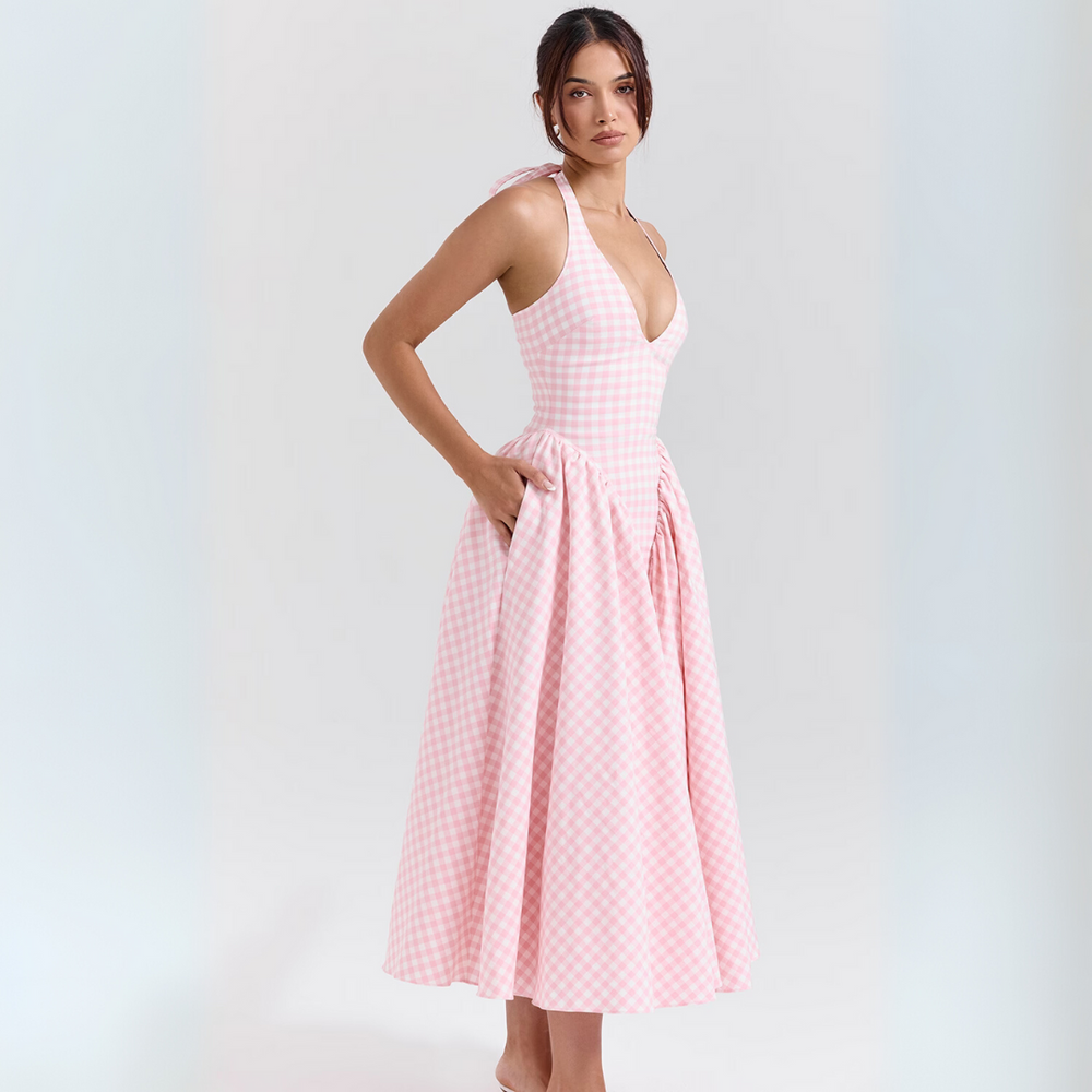 Frau in rosa-weiß kariertem Sommerkleid mit V-Ausschnitt und Taschen, ärmellos, knielang, modisch, elegant, ideal für warme Tage.