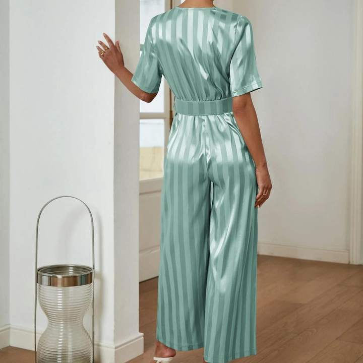Anja Jumpsuit | Eleganter Satin-Jumpsuit mit V-Ausschnitt, Gürtel und halben Ärmeln
