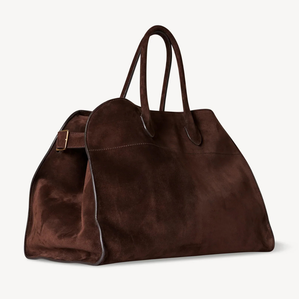 Braune Wildleder-Handtasche mit zwei Griffen, geräumigem Design und goldener Schnalle. Elegante Damenmode, luxuriöse Accessoires, stilvolle Tasche.