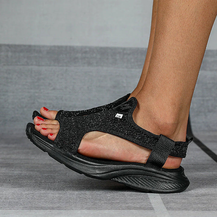 Schwarze Damen-Sandalen mit Keilabsatz, bequemem Design und offenem Zehenbereich, ideal für Sommermode und Freizeitkleidung.