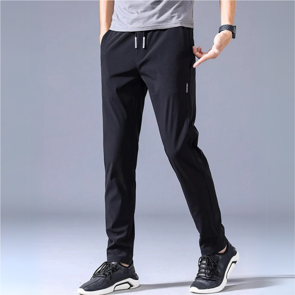 Graue Sporthose für Herren, lässig und bequem, ideal für Fitness und Freizeit. Kombiniert mit grauem T-Shirt und schwarzen Sneakers.