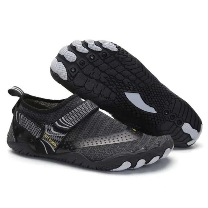 Schwarze Barfußschuhe mit rutschfester Sohle, atmungsaktivem Mesh-Obermaterial und Klettverschluss, ideal für Outdoor-Aktivitäten und Fitness.