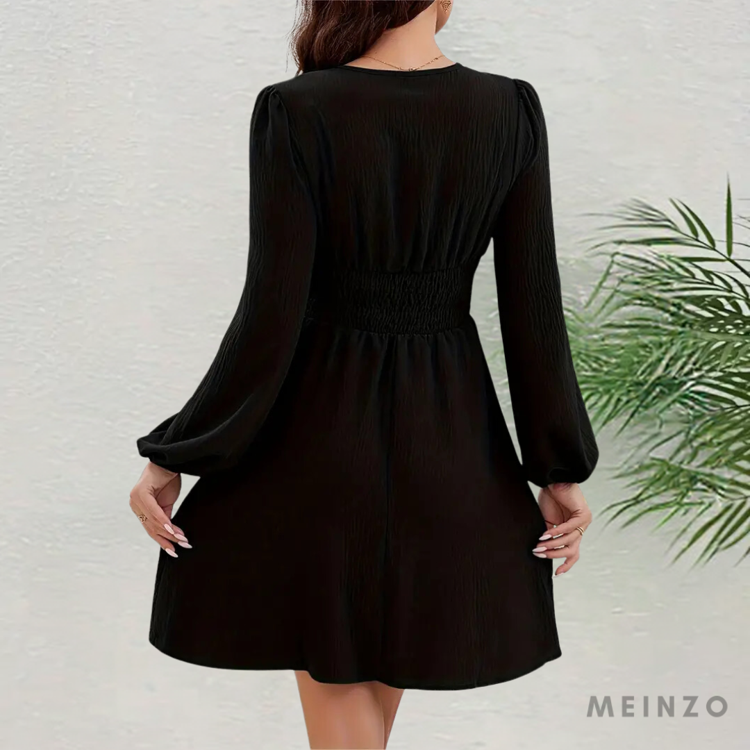 Schwarzes Damenkleid mit langen Ärmeln, Rückansicht. Elegantes Design, knielang, ideal für Abendveranstaltungen. Perfekt für stilvolle Anlässe.