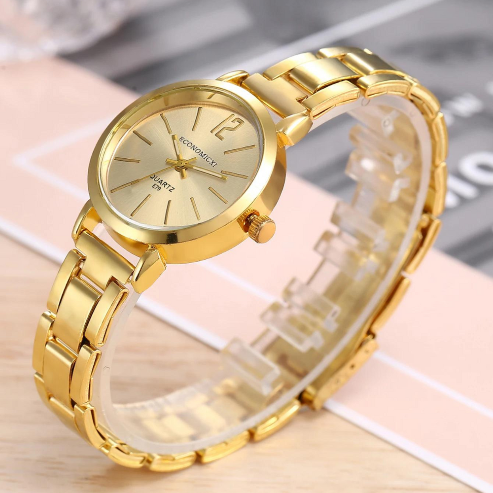 Goldene Armbanduhr mit Metallarmband auf Holztisch, elegantes Design, Quarzwerk, stilvolle Accessoire für Damen, luxuriöse Uhr, modisches Statement.