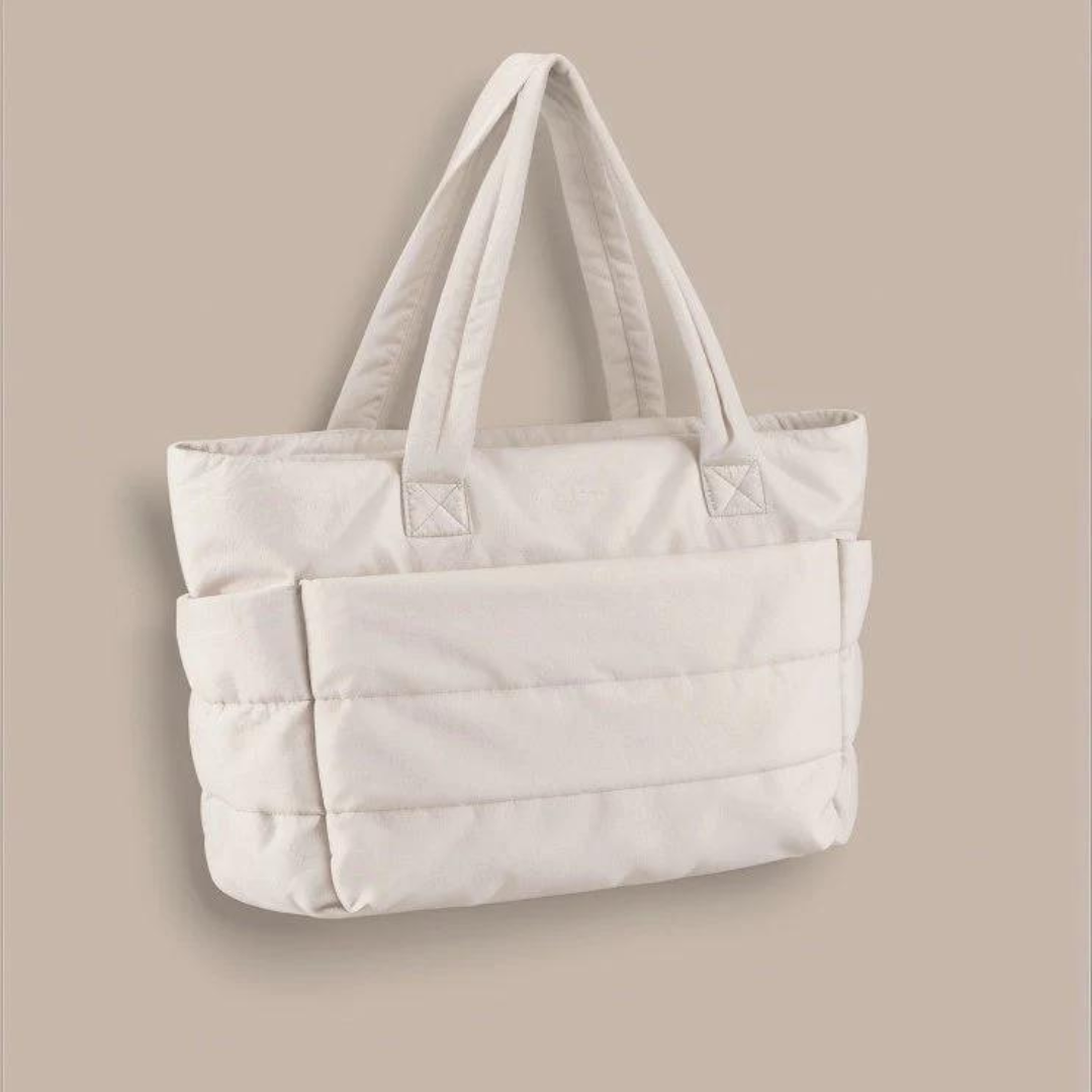 Weiße gesteppte Handtasche mit zwei Henkeln, minimalistisches Design, modisch und praktisch, ideal für Alltag und Büro, Damenaccessoire.