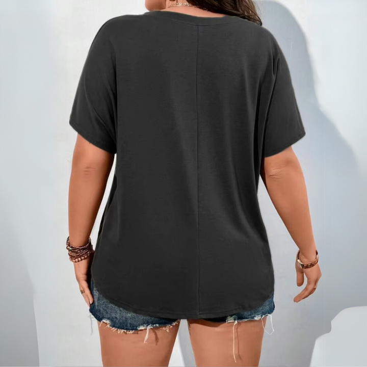 Damen in schwarzem T-Shirt und Jeansshorts von hinten, lässiger Sommerlook, Mode für große Größen, Freizeitkleidung, stilvoll und bequem.