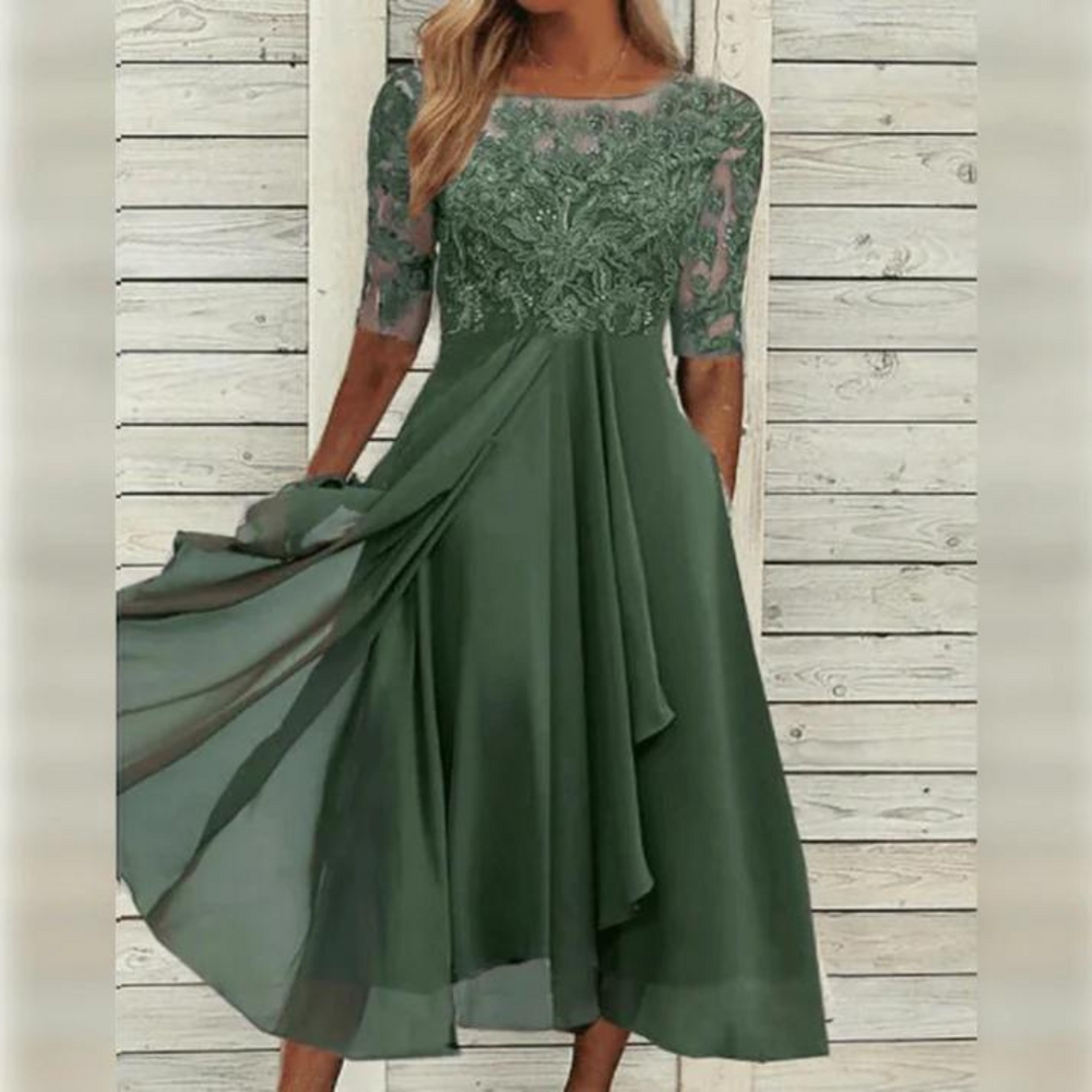 Grünes Abendkleid mit Spitzenoberteil und halblangen Ärmeln, fließender Chiffonrock, elegantes Design, ideal für festliche Anlässe.