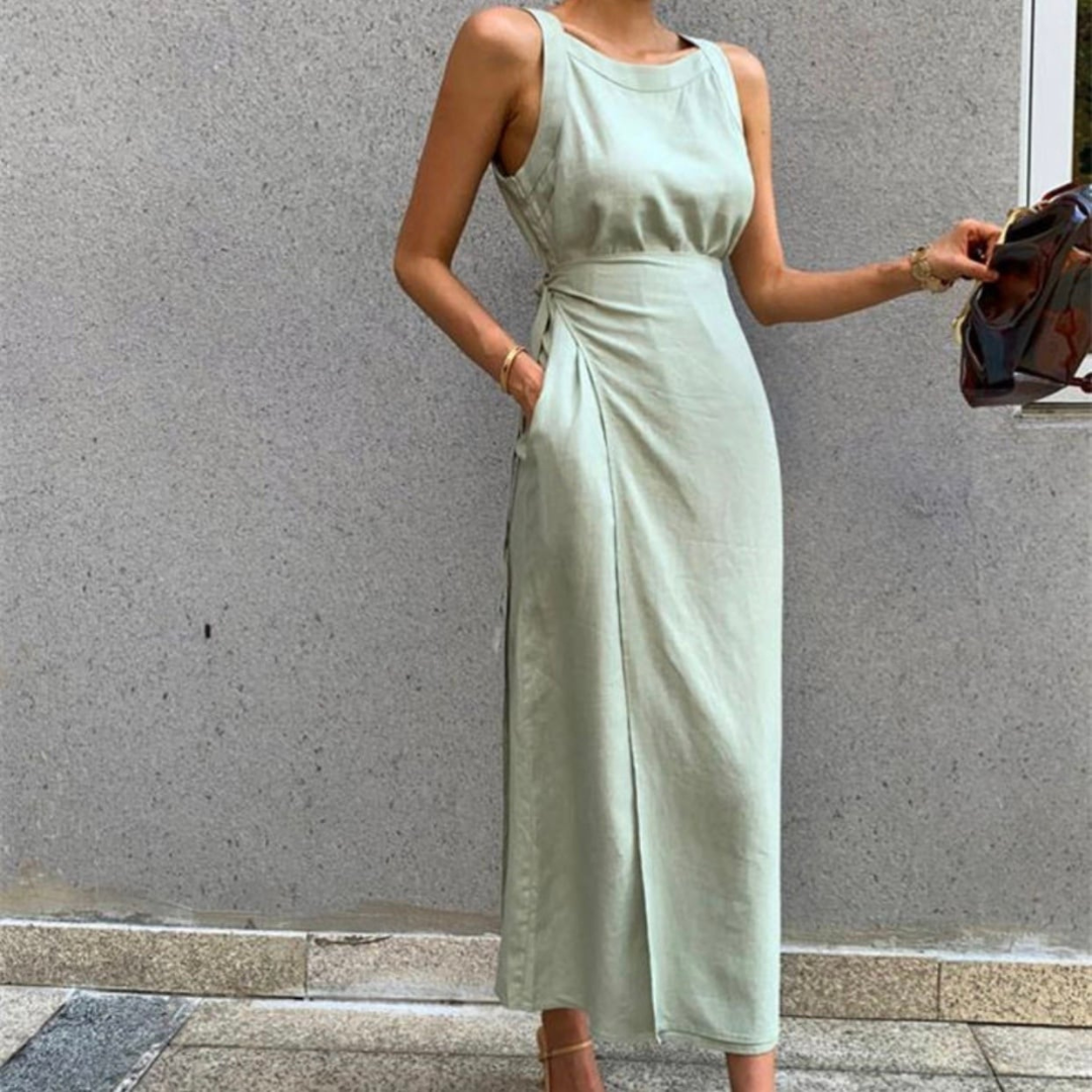 Elegantes, ärmelloses, hellgrünes Maxikleid aus Leinen, figurbetont, mit seitlicher Raffung, ideal für Sommermode und stilvolle Anlässe.