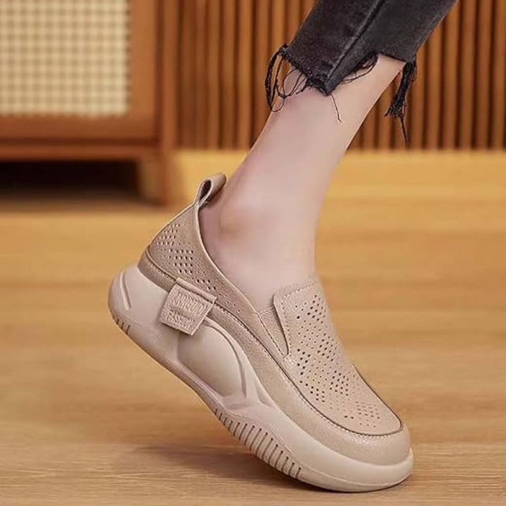 Beiger Damen-Sneaker mit Plateau, atmungsaktivem Design und perforiertem Obermaterial. Modischer Freizeitschuh für den Alltag.