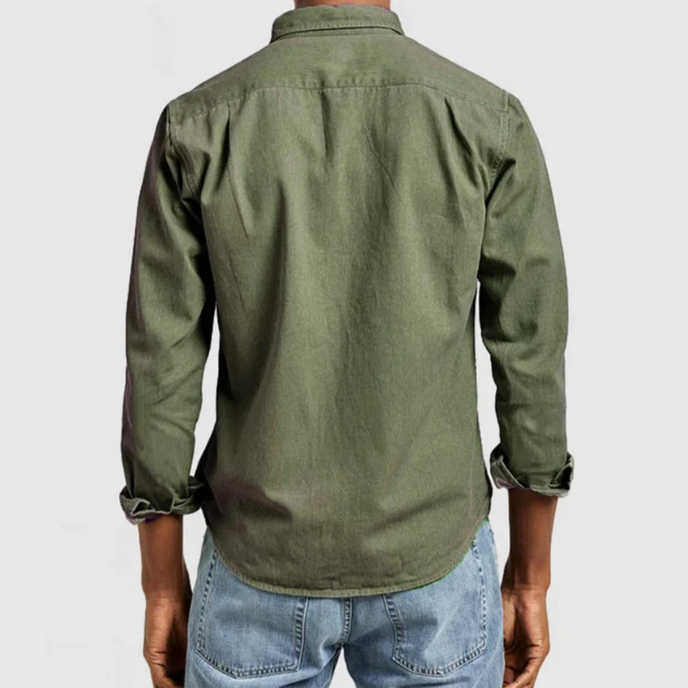 Rückansicht eines Mannes in olivgrünem Hemd und blauen Jeans. Lässige Herrenmode, Langarmhemd, Freizeitlook.