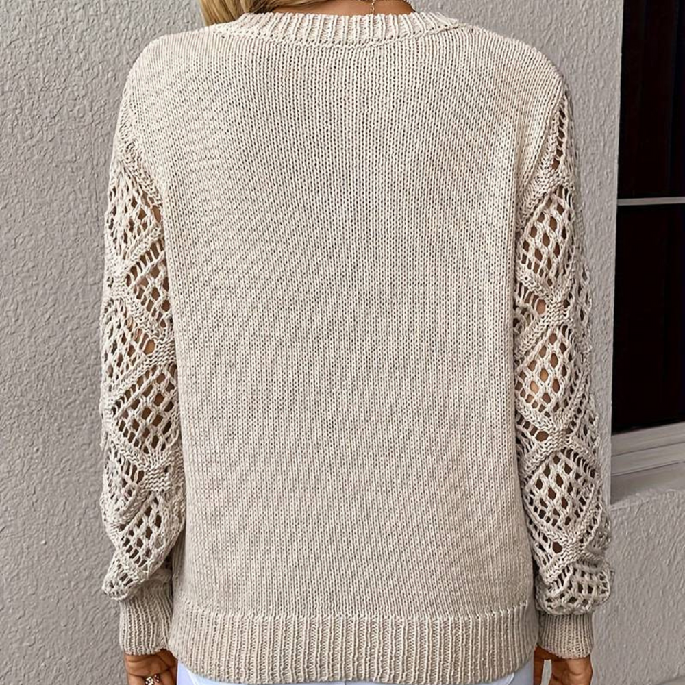 Beiger Strickpullover mit Lochmuster-Ärmeln, Rückansicht. Modischer Damenpullover, ideal für Herbstmode. Eleganter, lässiger Stil.