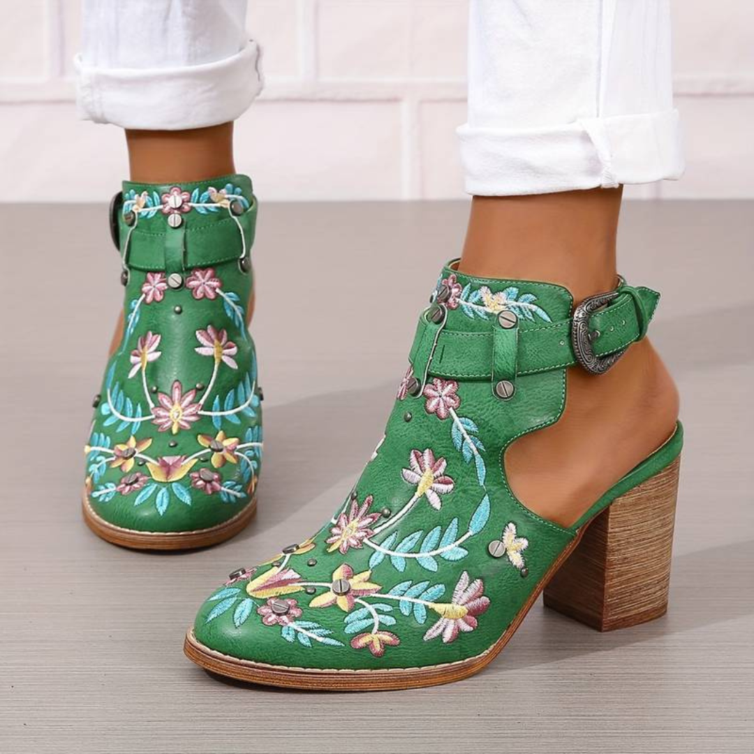 Grüne Damenstiefeletten mit Blumenstickerei, Blockabsatz und Schnalle. Modische Schuhe, ideal für Frühling und Sommer. Trendige Damenmode.