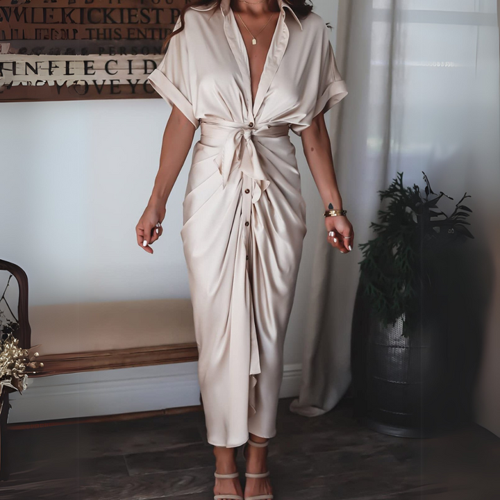 Elegantes Damenkleid in Creme, geknotet und drapiert, ideal für Sommermode. Perfekt für stilvolle Anlässe und moderne Outfits.