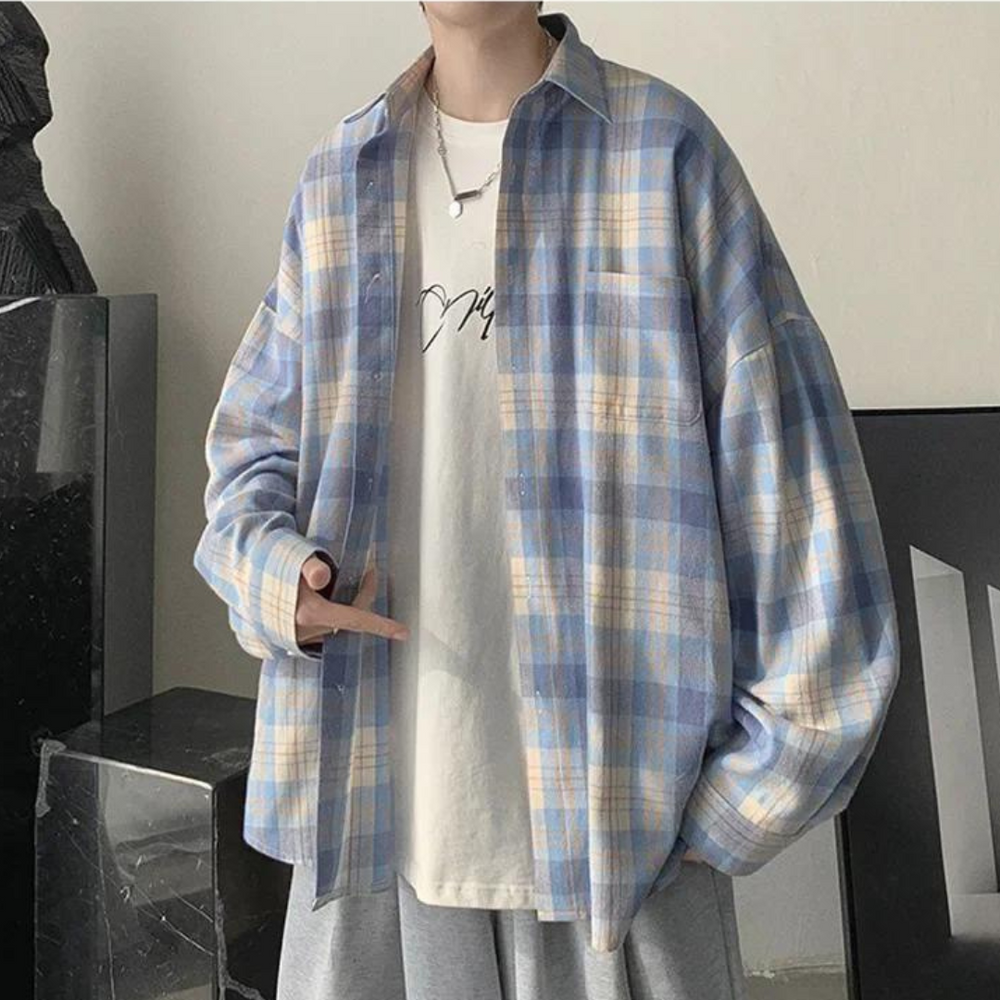 Person trägt blau-kariertes Hemd über weißem T-Shirt, lässiger Stil. Mode, Herrenbekleidung, Streetwear, Oversize-Look, trendiges Outfit.