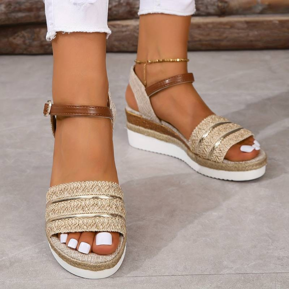 Damen Sandalen mit Keilabsatz, goldene Riemen, braune Knöchelriemen, weiße Sohle, modisch, sommerlich, ideal für Freizeit und Strand.