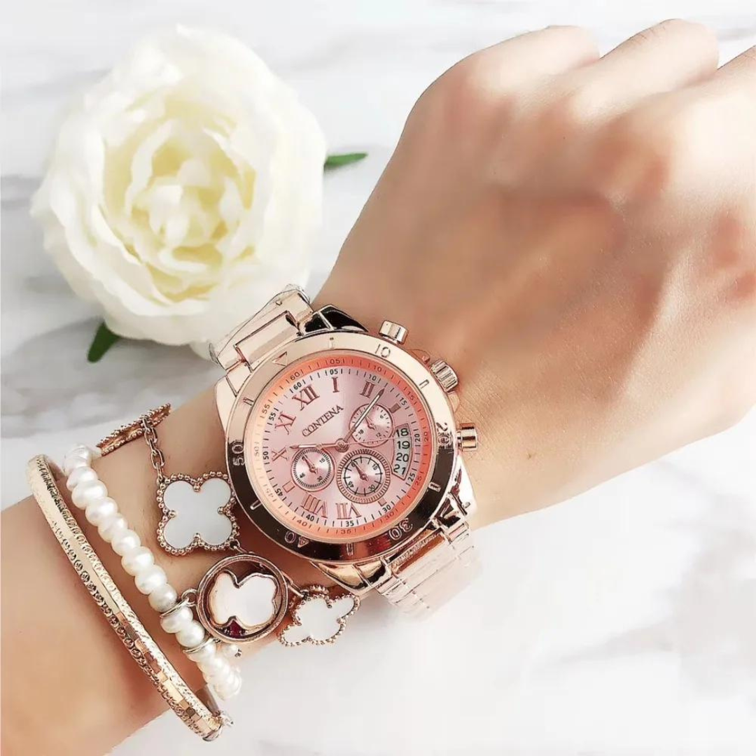 Luxuriöse roségoldene Damenarmbanduhr mit Chronographen auf Handgelenk, kombiniert mit stilvollen Armbändern und weißer Blume im Hintergrund.