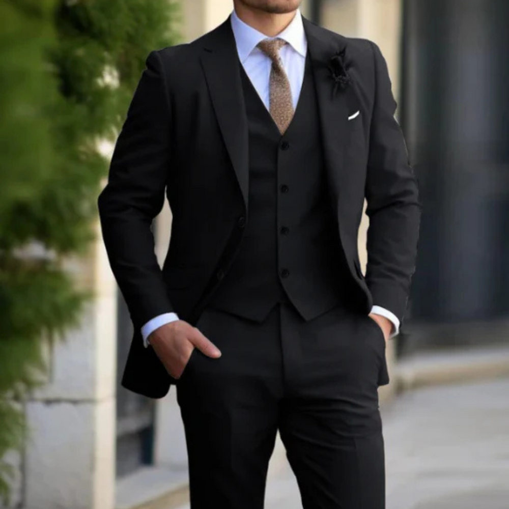 Eleganter Mann im schwarzen Anzug mit Weste und Krawatte, steht selbstbewusst draußen. Businessmode, Herrenanzug, formelle Kleidung.