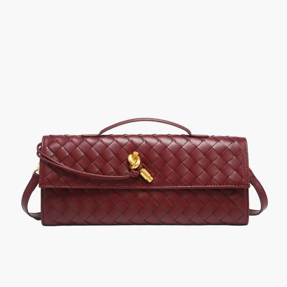 Dunkelrote, geflochtene Lederhandtasche mit goldener Schnalle und abnehmbarem Schulterriemen. Luxuriöses Design, ideal für stilvolle Anlässe.