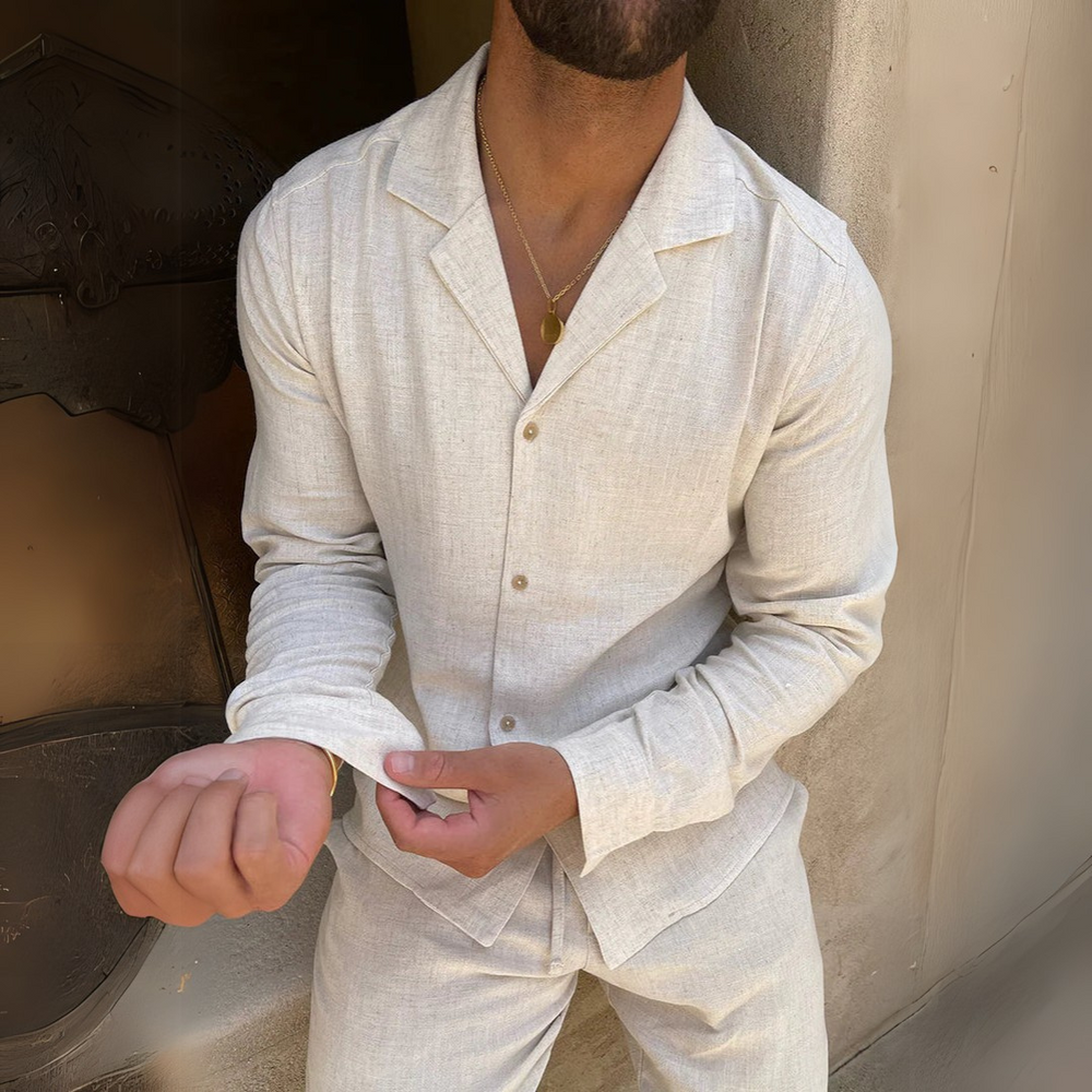 Mann in beigem Leinenhemd und Hose, zieht Ärmel hoch. Stilvolle Sommermode, lässiger Look, Herrenbekleidung, elegantes Design.