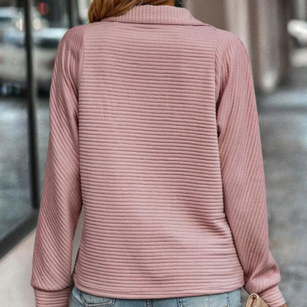 Rosa gerippter Pullover, Rückansicht, getragen von Frau. Modischer Strickpullover, lässiger Stil, ideal für Herbstmode und kühle Tage.