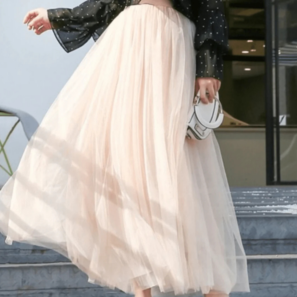 Damen Tüllrock in Beige, kombiniert mit schwarzer Bluse. Eleganter, fließender Maxirock, ideal für modische Frühlings- und Sommeroutfits.