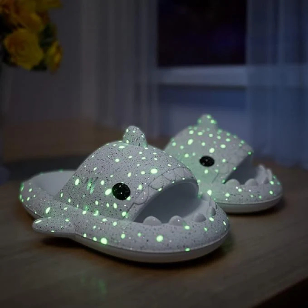 Leuchtende Hai Hausschuhe im Dunkeln | Kinder Pantoletten mit Glow-Effekt