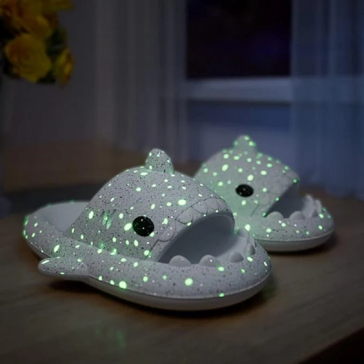 Leuchtende Hai Hausschuhe im Dunkeln | Kinder Pantoletten mit Glow-Effekt