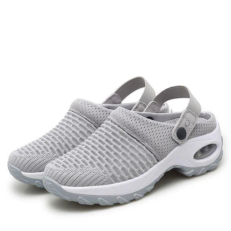 Graue atmungsaktive Damen-Clogs mit Mesh-Obermaterial und rutschfester Sohle. Bequeme Sommerschuhe für Freizeit und Outdoor-Aktivitäten.