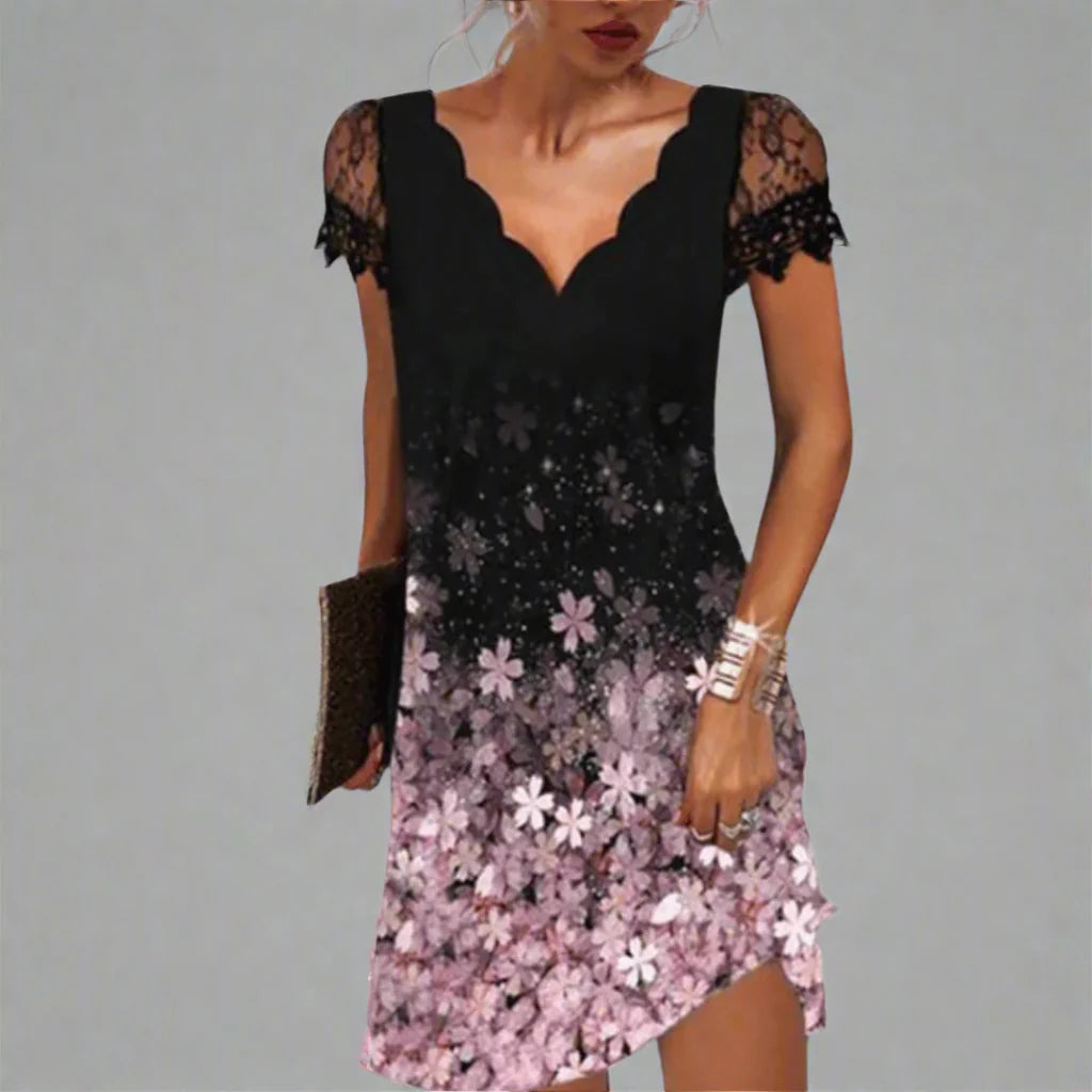 Frau in schwarzem Kleid mit rosa Blumenmuster und Spitzenärmeln, hält eine Clutch. Elegantes Sommeroutfit, modisches Design, stilvolle Abendgarderobe.