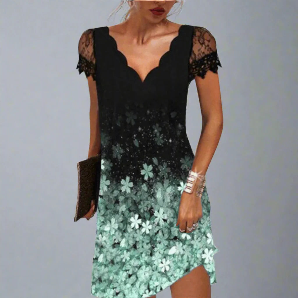 Frau in elegantem, schwarzem Kleid mit Blumenmuster und Spitzenärmeln, hält eine Clutch. Modisches Abendoutfit, stilvoll und modern.