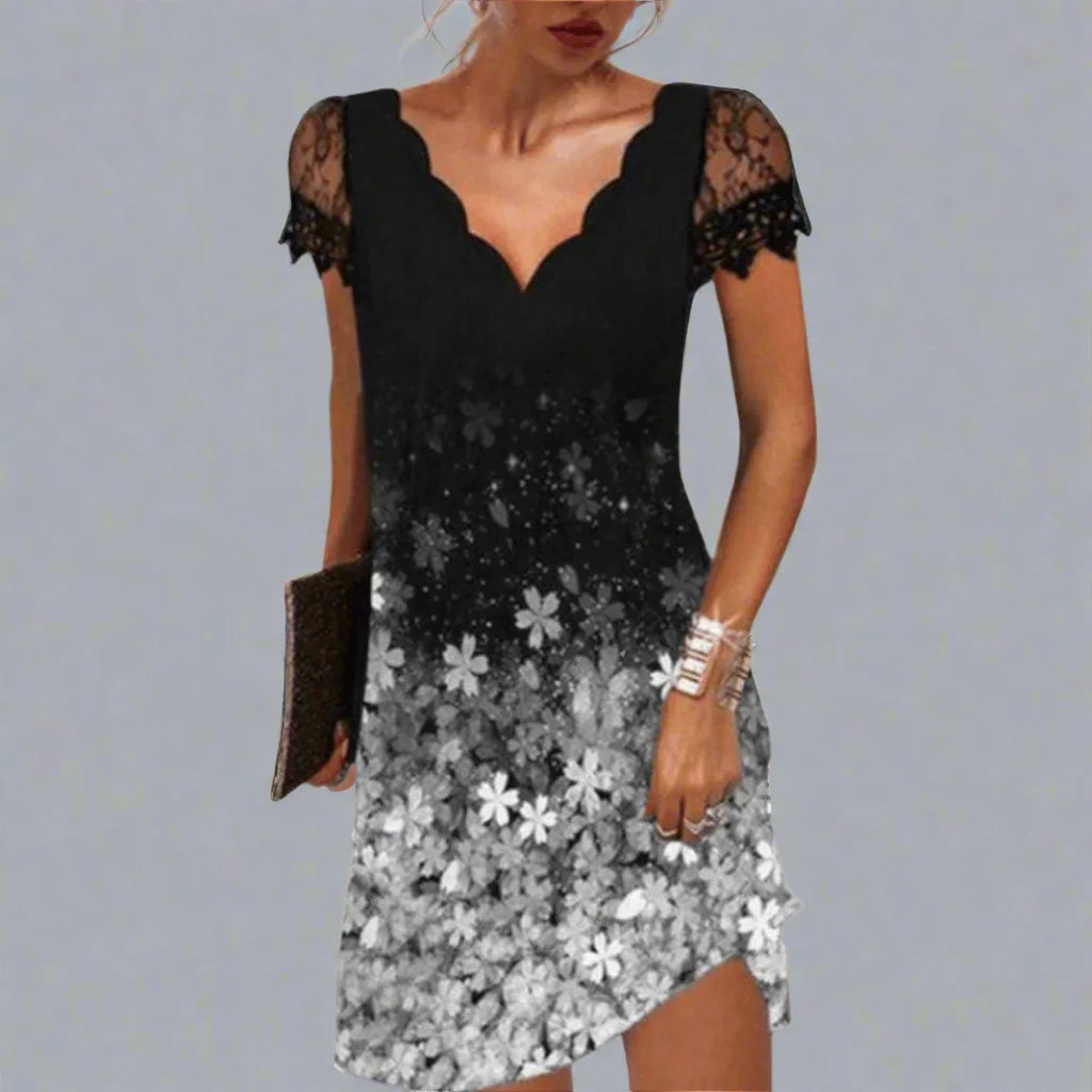 Frau in schwarzem Spitzenkleid mit Blumenmuster, hält eine Clutch. Elegantes Abendoutfit, modisches Design, stilvolle Damenmode.