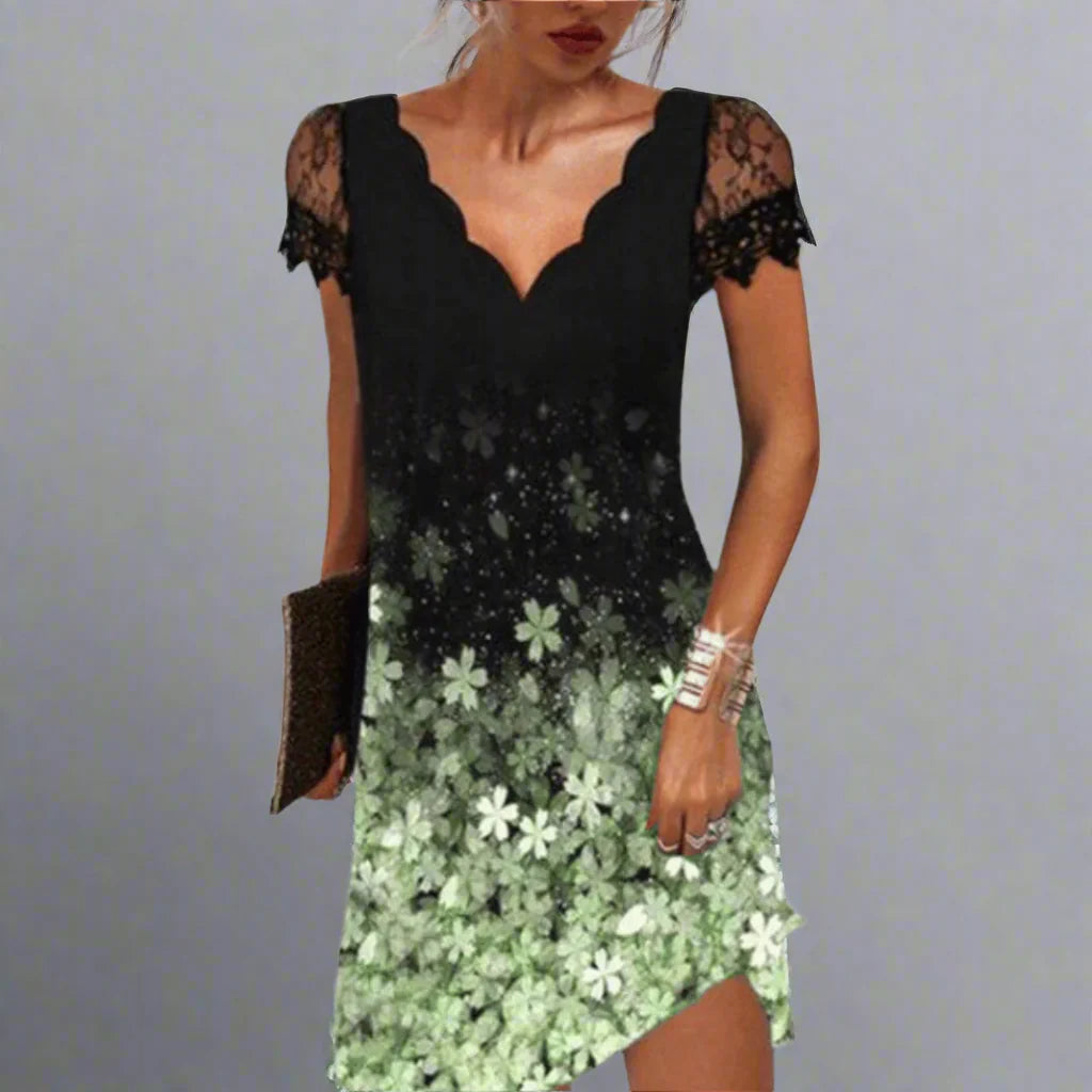 Frau in schwarzem Kleid mit Blumenmuster und Spitzenärmeln, hält eine Clutch. Elegantes Abendkleid, modisches Design, stilvolle Damenmode.
