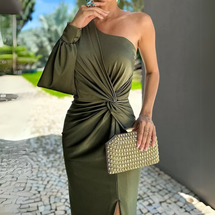 Elegantes, einärmliges, olivgrünes Kleid mit asymmetrischem Schnitt und Knoten-Detail, kombiniert mit goldener Clutch. Perfekt für Abendveranstaltungen.