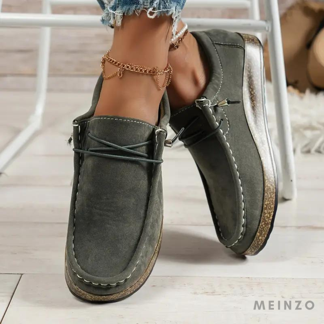 Damen Mokassins in Olivgrün, lässig und bequem, mit Ziernähten und Schnürung. Perfekt für Freizeitoutfits. Trendige Schuhe für den Alltag.