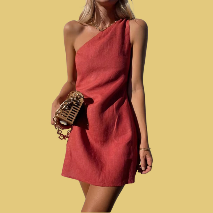 Frau in rotem, schulterfreiem Kleid mit brauner Handtasche vor gelbem Hintergrund. Sommermode, elegantes Design, trendiges Outfit.
